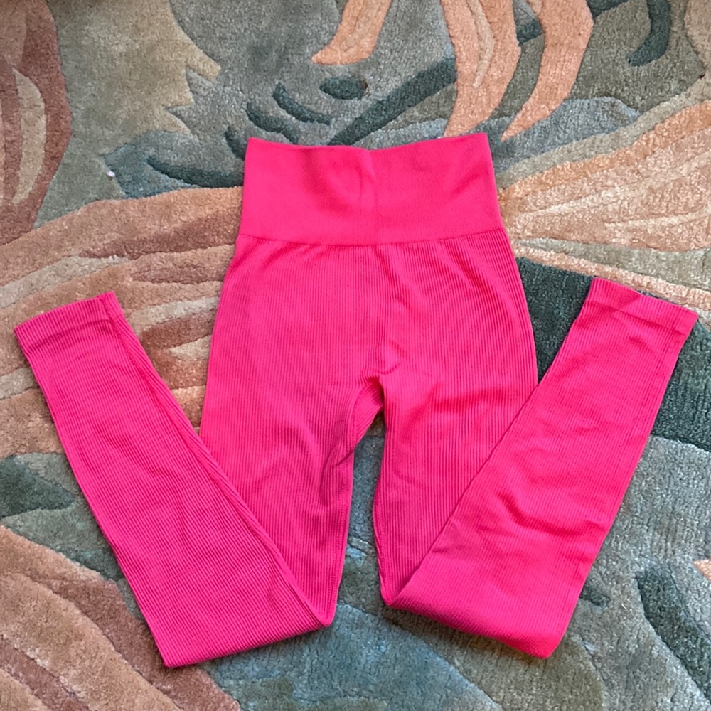 Hot pink high waisted Aerie leggings!